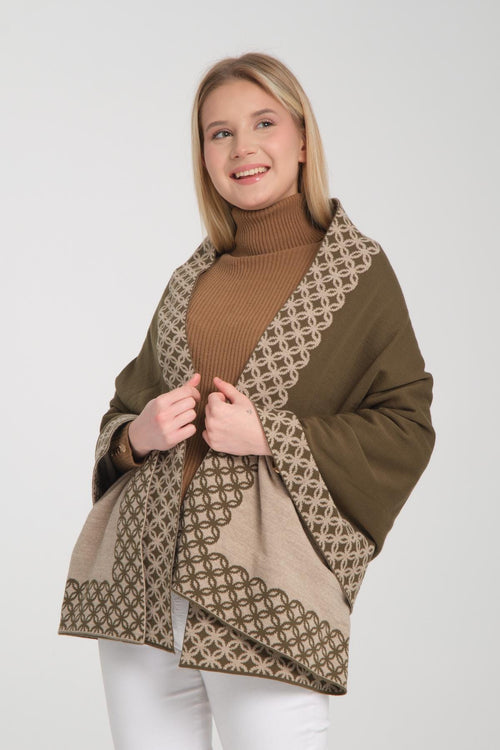 Könnte beinhalten: Ein olivgrüner Schal mit einem geometrischen Muster in Beige und Braun. Der Schal ist über einem braunen Rollkragenpullover drapiert. Die Ränder des Schals sind mit einem sich wiederholenden Kreisdesign verziert.